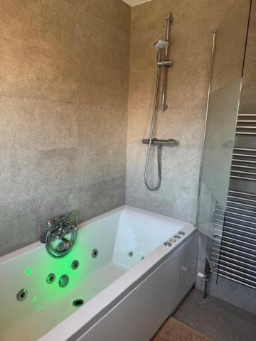Netflix Home Jacuzzi Gym Fast Wifi Ps5 Free Parking 2 Spaces Херефорд Экстерьер фото